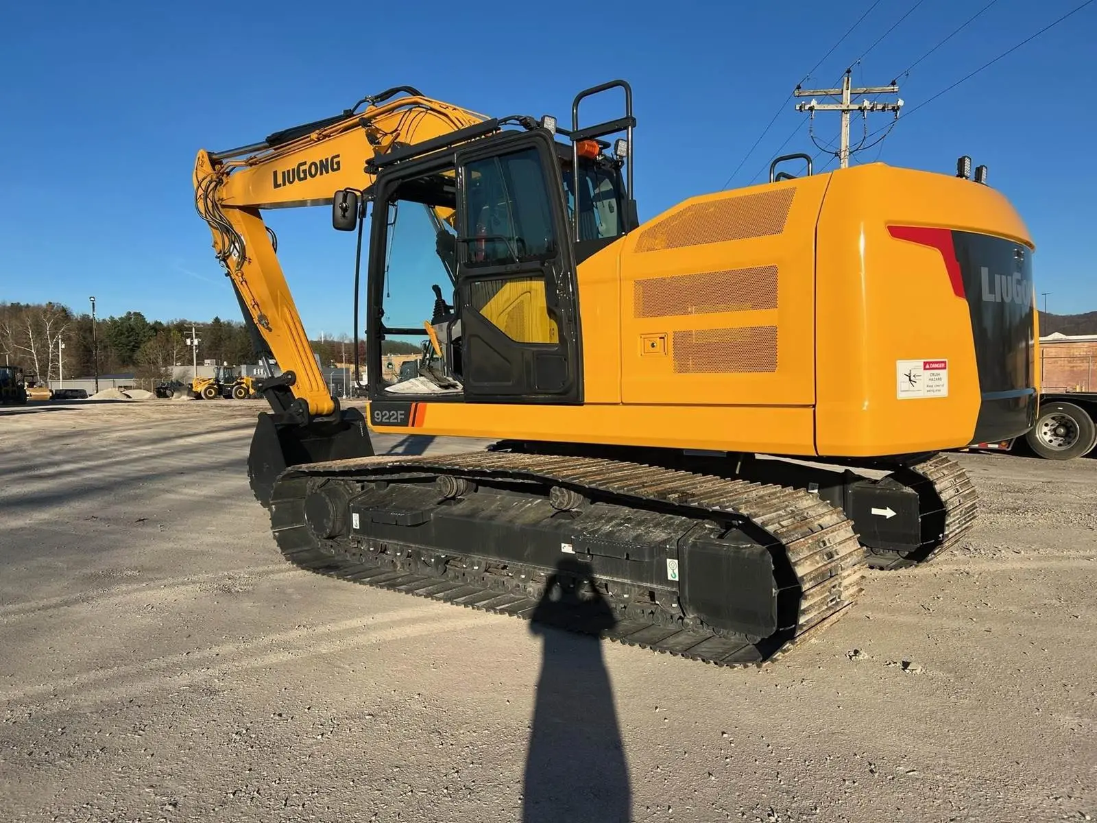 922F Medium excavator2